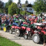 Aufstellung Traktoren Ortszentrum von Faistenau